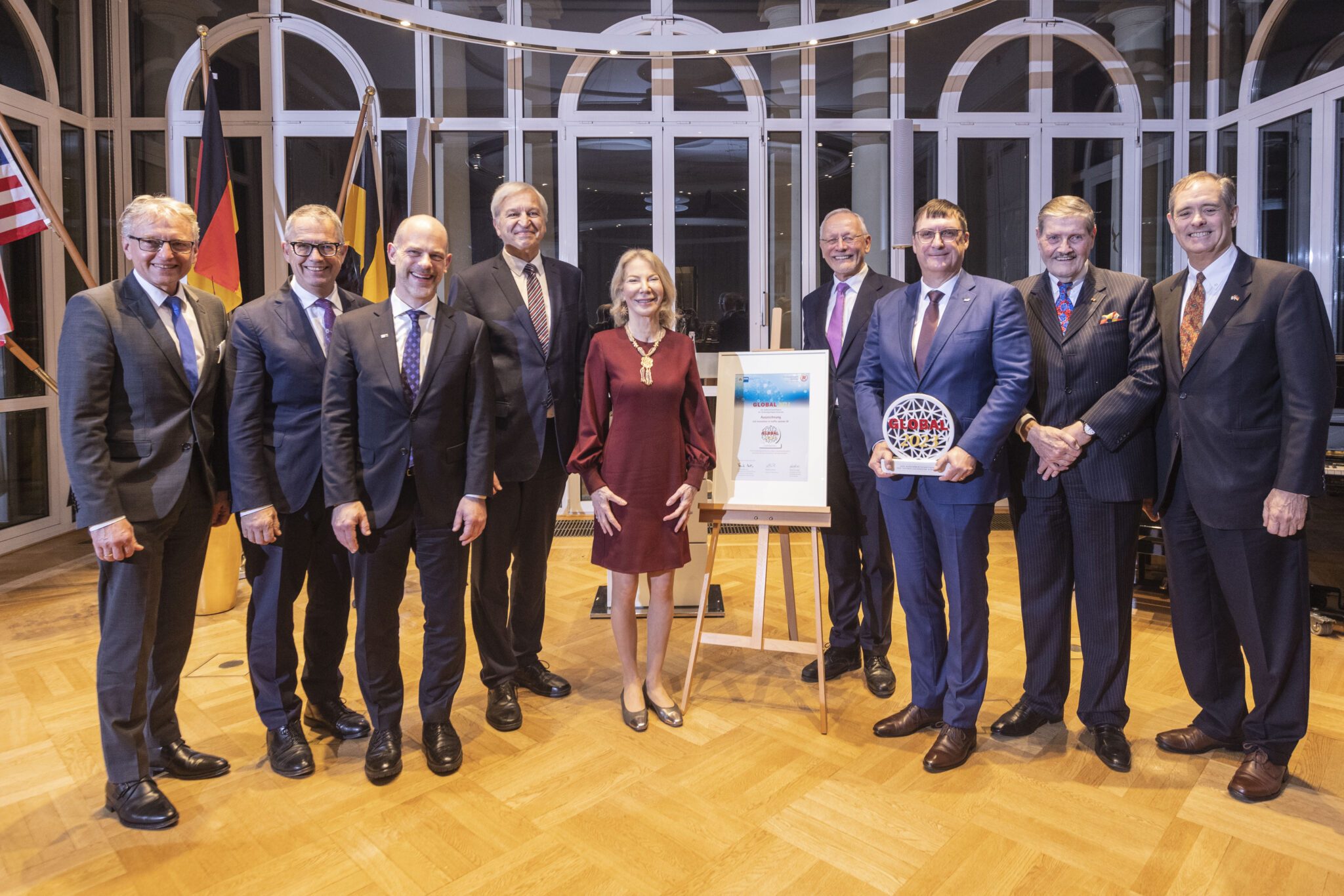 US Ambassador Amy Gutmann presented the Global 2023 to Dr. Jürgen Greschner (3rd from right) from the INIT Group (Photo: Fabry)