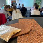 Aufnahme vom RE²combine-Workshop zu Innovationspotenzialen der Holz- und Papierwirtschaft am 08.07.2025: Proben aus der Forschung zum Anfassen